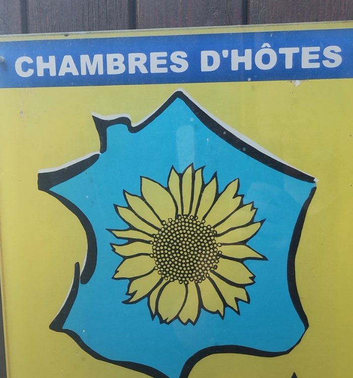 A guest rooms sign on a house